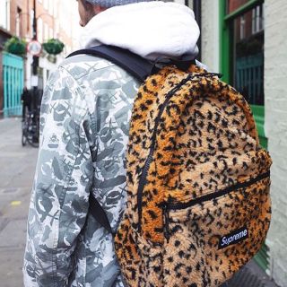 シュプリーム(Supreme)の付属品完備送料無料 supreme leopard backpack ③(バッグパック/リュック)