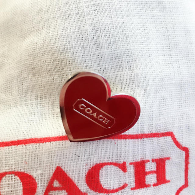 COACH(コーチ)のCOACH ハート ピンブローチ ピンバッジ レディースのアクセサリー(ブローチ/コサージュ)の商品写真