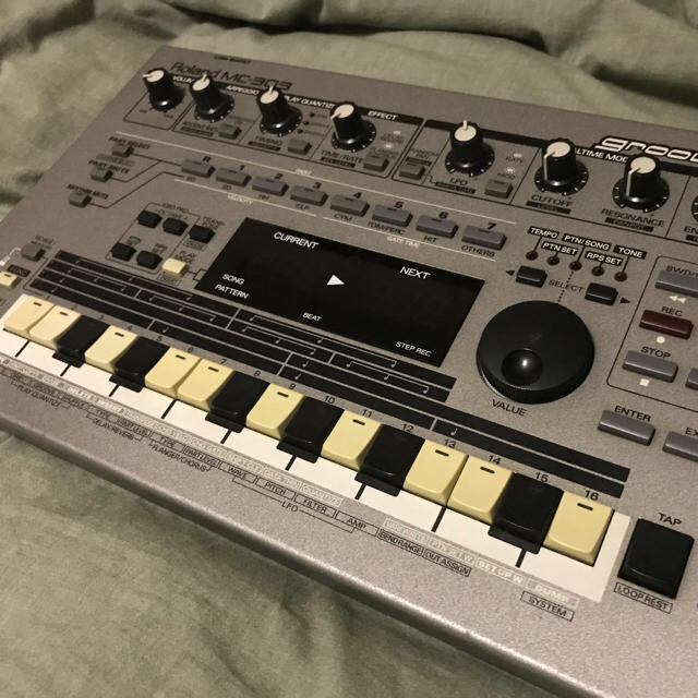 Roland(ローランド)のRoland MC-303 グルーヴボックス 音源モジュール 楽器のDTM/DAW(音源モジュール)の商品写真