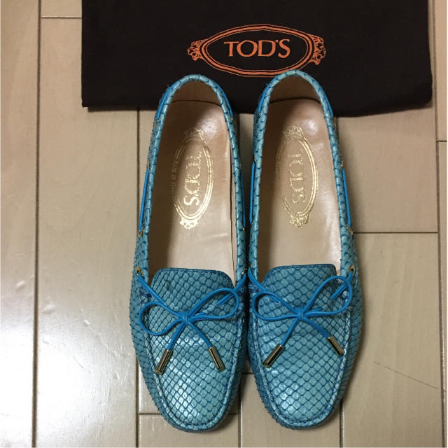 TOD'S(トッズ)の★カナブン様専用★トッズパイソン革ドライビングシューズ レディースの靴/シューズ(ローファー/革靴)の商品写真