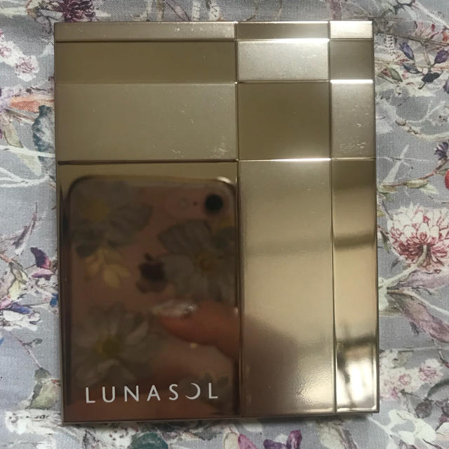 LUNASOL(ルナソル)のシャインフォールアイズ 03 コスメ/美容のベースメイク/化粧品(アイシャドウ)の商品写真