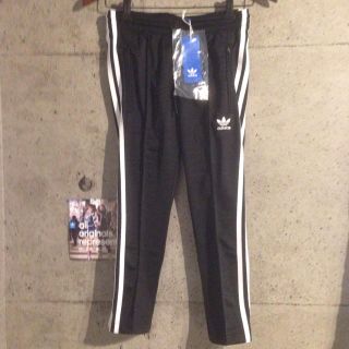 アディダス(adidas)の新品 アディダスオリジナルス シガレットパンツ Sサイズ 黒 トラックパンツ(クロップドパンツ)