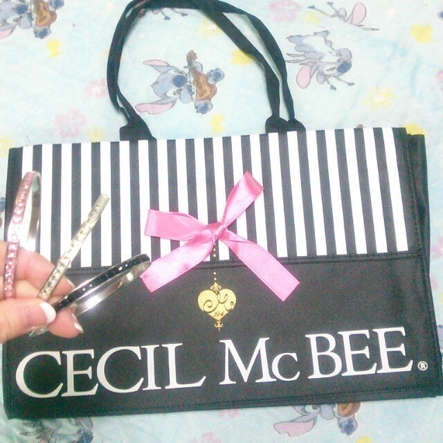 CECIL McBEE(セシルマクビー)のセシルのショッパー&バングルのセット レディースのバッグ(ショップ袋)の商品写真