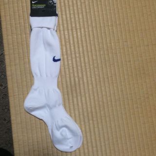 ナイキ(NIKE)のナイキサッカーソックス白×青23~25cm 青ライン1本(その他)