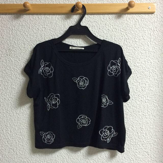 マジェスティックレゴン(MAJESTIC LEGON)のマジェ♡バラ柄刺繍Tシャツ(Tシャツ(半袖/袖なし))