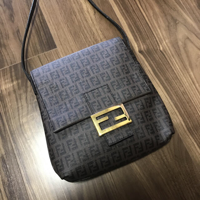 FENDI FFロゴショルダーバッグ（保存袋あり）