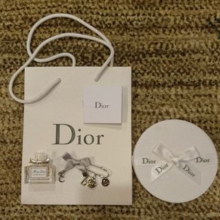 クリスチャンディオール(Christian Dior)のるん様専用 Diorピンバッチ&ミニ香水(Miss Dior)&紙袋(チャーム)