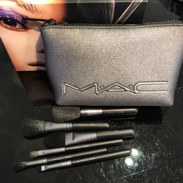 MAC(マック)の❤️Ume様❤️専用限定未入荷MAC/ロゴポーチとブラシ6本のセット！  コスメ/美容のキット/セット(コフレ/メイクアップセット)の商品写真