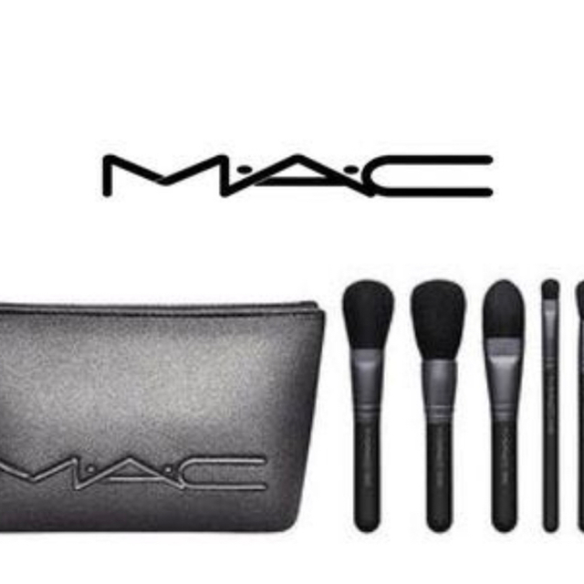 MAC(マック)の❤️Ume様❤️専用限定未入荷MAC/ロゴポーチとブラシ6本のセット！  コスメ/美容のキット/セット(コフレ/メイクアップセット)の商品写真