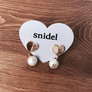 スナイデル(SNIDEL)のsnidel イニシャルパールピアス(ピアス)