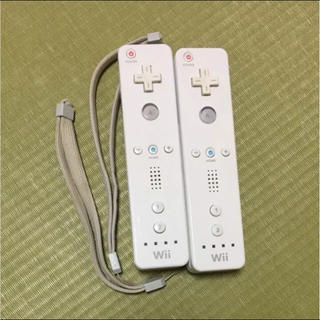 ウィー(Wii)のwiiリモコン 白 2本 ストラップ付き(家庭用ゲーム機本体)