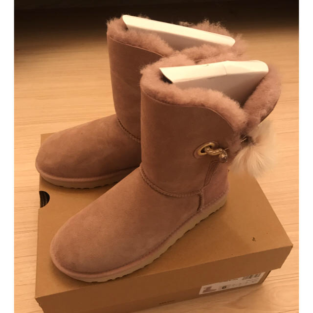 UGG(アグ)の新品未使用 UGG ムートンブーツ IRINA 大人気ピンク ♡ レディースの靴/シューズ(ブーツ)の商品写真