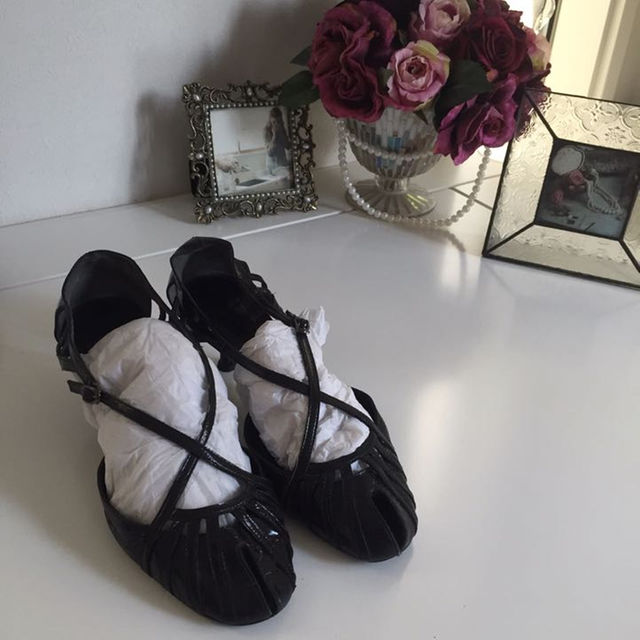 ブラックエナメル クロスパンプス レディースの靴/シューズ(ハイヒール/パンプス)の商品写真