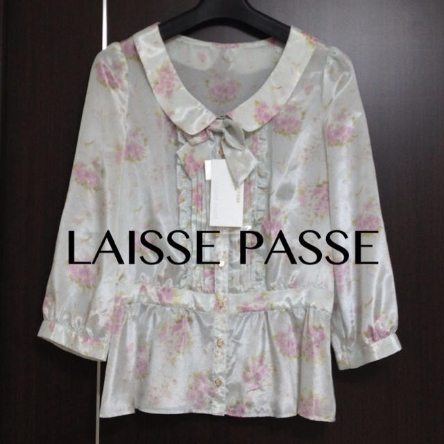 LAISSE PASSE(レッセパッセ)の送料込み♡新品 レッセ サテン地ブラウス レディースのトップス(シャツ/ブラウス(長袖/七分))の商品写真