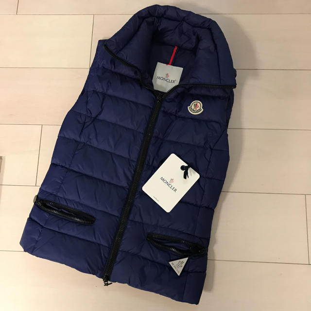 MONCLER - 【ママミ様専用】MONCLER ダウンベストの通販 by