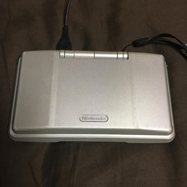 ニンテンドーDS(ニンテンドーDS)のNintendo DS シルバー 本体 充電器付き エンタメ/ホビーのゲームソフト/ゲーム機本体(携帯用ゲーム機本体)の商品写真