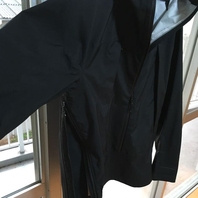 DESCENTE(デサント)のデザインオルテライン プルオーバーシェルパーカー メンズのジャケット/アウター(マウンテンパーカー)の商品写真