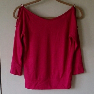 セシルマクビー(CECIL McBEE)のショッキングピンク 肩開きシャツ(カットソー(長袖/七分))