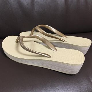 ハワイアナス(havaianas)の【美品】ハワイアナス ゴールドベージュ ビーチサンダル(ビーチサンダル)