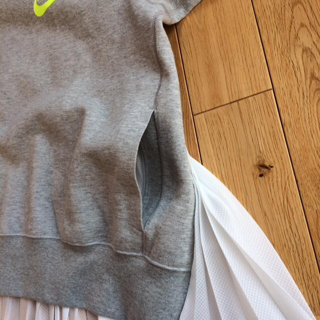 ナイキ × サカイ バックプリーツ フレア テックフリース