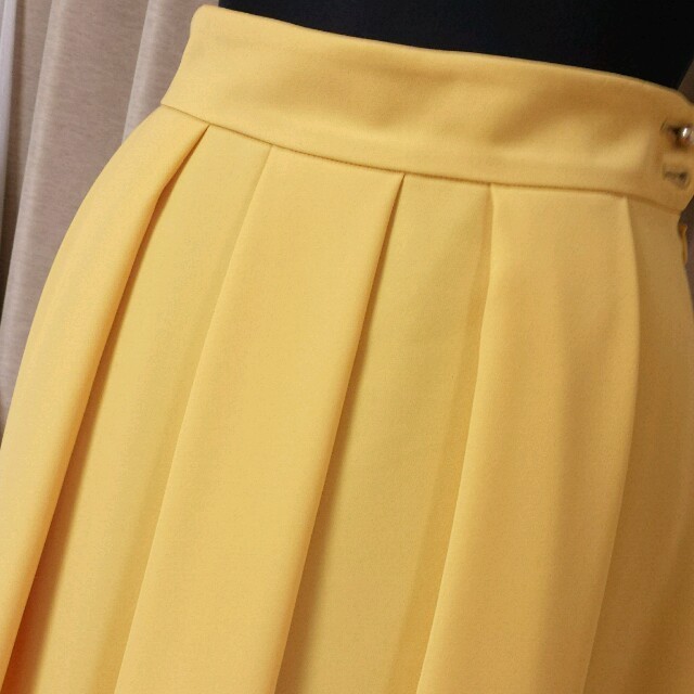 ROPE’(ロペ)の鮮やかイエロースカート レディースのスカート(ひざ丈スカート)の商品写真