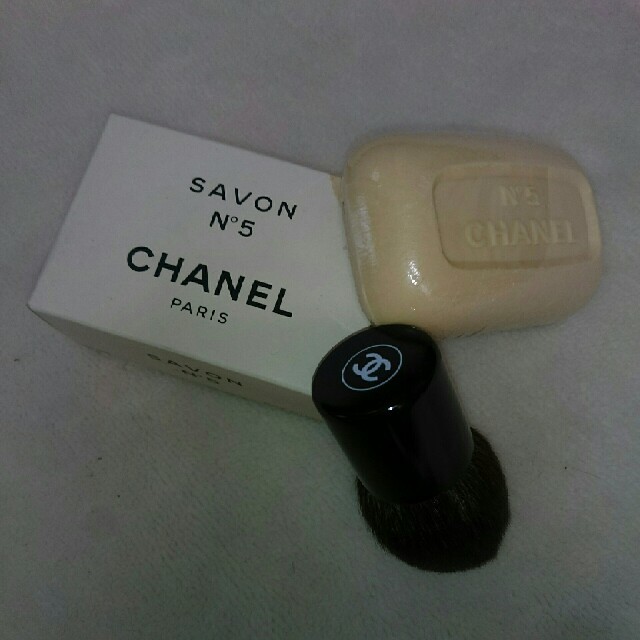 CHANEL(シャネル)のCHANEL☆ブラシ✖No.5のSAVON コスメ/美容のボディケア(その他)の商品写真