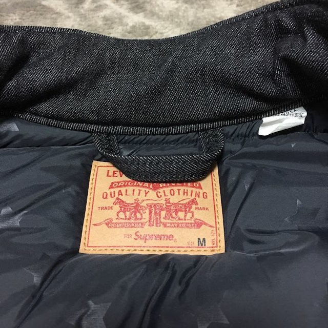 Supreme(シュプリーム)のsupreme×LEVIS デニムベスト 黒 メンズのジャケット/アウター(ダウンベスト)の商品写真