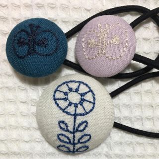 【限定1セット】⁂北欧風  大人かわいい 刺繍 くるみボタン ヘアゴム①(ヘアゴム/シュシュ)