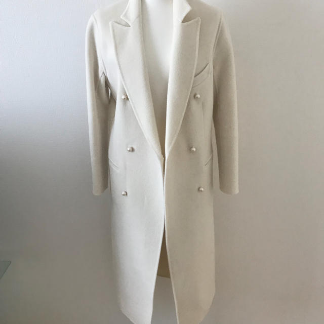 MADISONBLUE(マディソンブルー)のマディソンブルー ホワイト パール コート レディースのジャケット/アウター(ロングコート)の商品写真