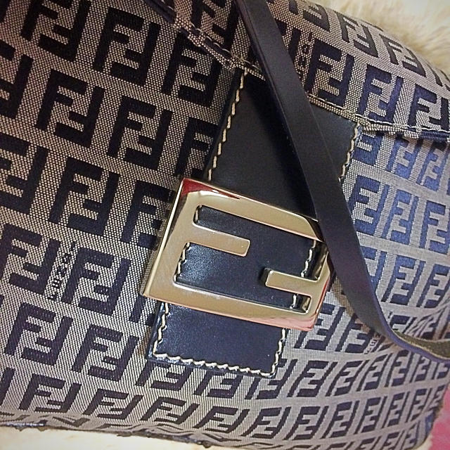 FENDI(フェンディ)のFENDI ズッカ柄 ショルダー Bag レディースのバッグ(ショルダーバッグ)の商品写真