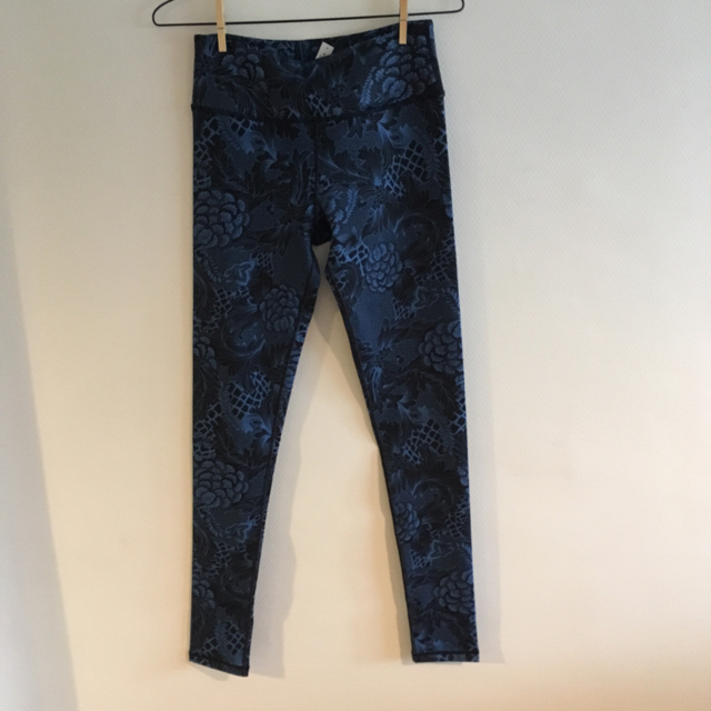 lululemon(ルルレモン)のlululemon pants size6 *outlet* スポーツ/アウトドアのトレーニング/エクササイズ(ヨガ)の商品写真