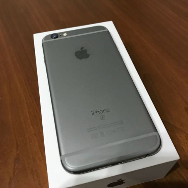 Apple(アップル)のiPhone6s 128GB SIMフリー, Space Gray スマホ/家電/カメラのスマートフォン/携帯電話(スマートフォン本体)の商品写真