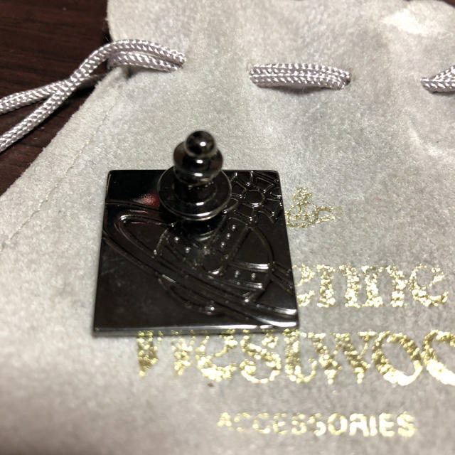 Vivienne Westwood(ヴィヴィアンウエストウッド)のヴィヴィアンウエストウッド ピンバッチ レディースのアクセサリー(ブローチ/コサージュ)の商品写真