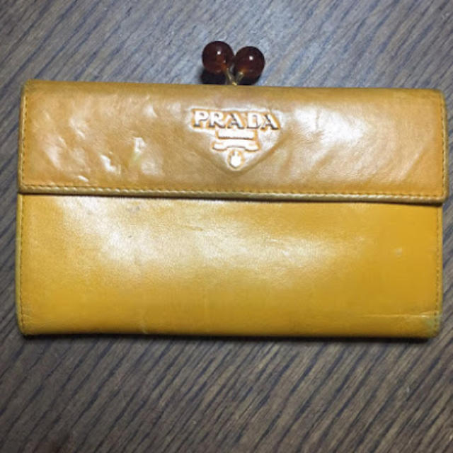 PRADA(プラダ)のPRADA 無地 折り財布 イエロー 金運 レディースのファッション小物(財布)の商品写真