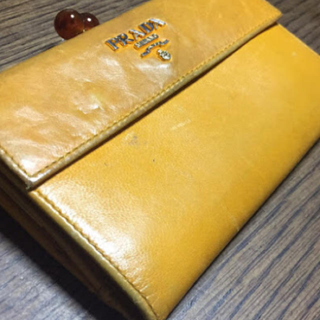 PRADA(プラダ)のPRADA 無地 折り財布 イエロー 金運 レディースのファッション小物(財布)の商品写真