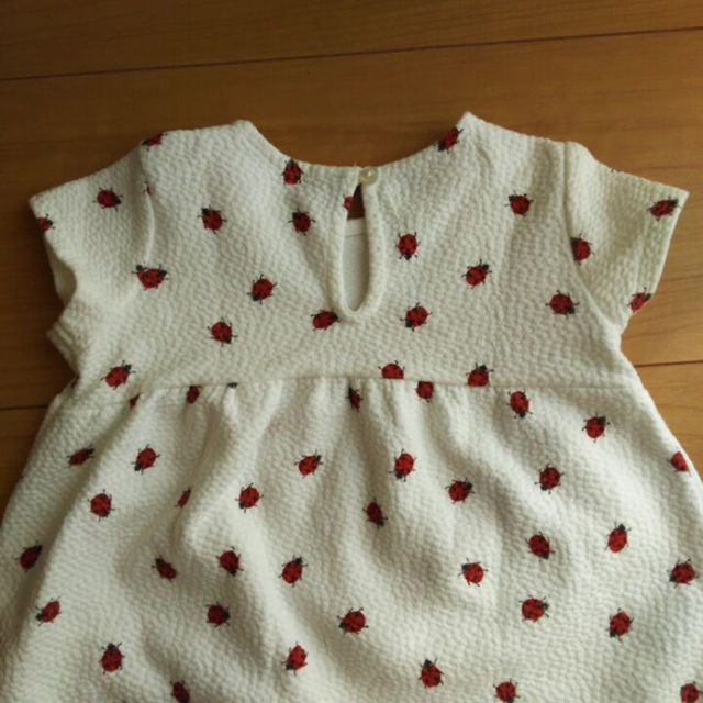 ZARA KIDS(ザラキッズ)のZARA babygirl ワンピース てんとう虫柄 70サイズ 6/9 74 キッズ/ベビー/マタニティのベビー服(~85cm)(ワンピース)の商品写真