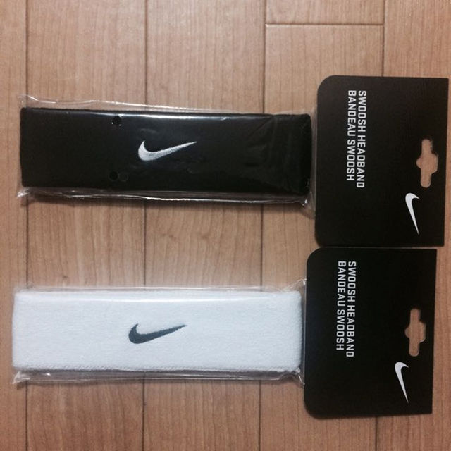 NIKE(ナイキ)の新品 NIKE スウッシュ ヘッドバンド ブラック&ホワイト メンズのファッション小物(ハンカチ/ポケットチーフ)の商品写真