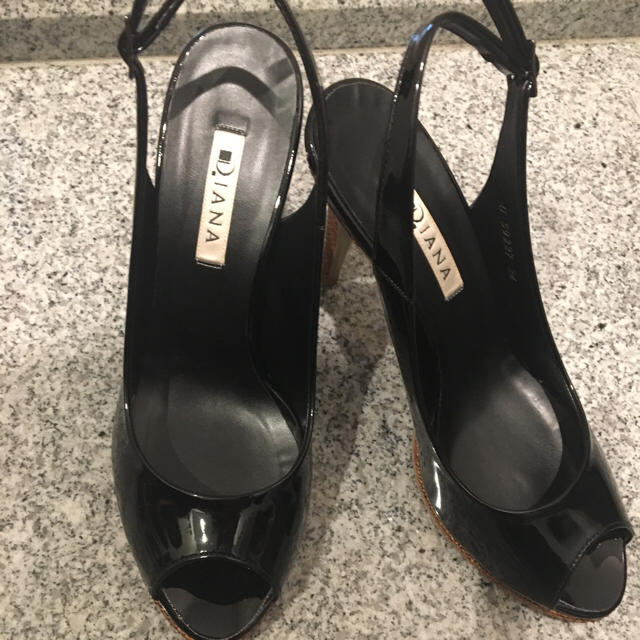 DIANA(ダイアナ)の新品未使用ダイアナパンプス黒 レディースの靴/シューズ(ハイヒール/パンプス)の商品写真
