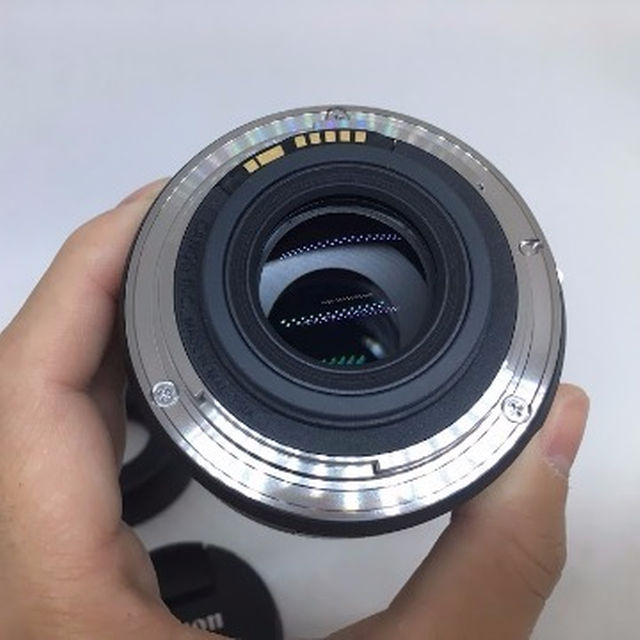 Canon(キヤノン)の【新品同様】【フィルター＆フード付】EF-S35mm F2.8 マクロ IS スマホ/家電/カメラのカメラ(レンズ(単焦点))の商品写真