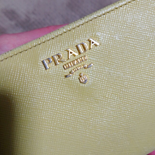 PRADA(プラダ)の財布 PRADA 黄色 イエロー 折り財布 レディースのファッション小物(財布)の商品写真
