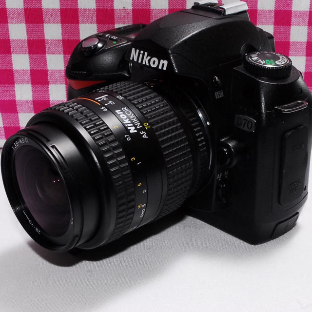 Nikon(ニコン)の❤相棒と出掛けよう❤Nikon D70 レンズキット♪⭐安心保証⭐ スマホ/家電/カメラのカメラ(デジタル一眼)の商品写真