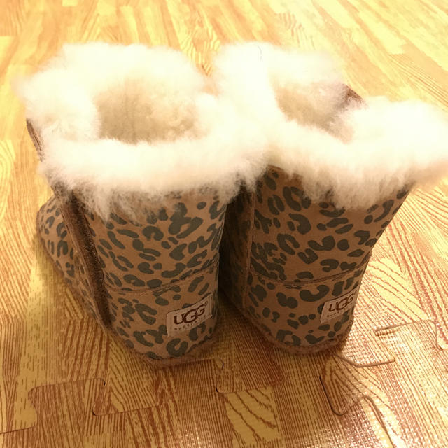 UGG(アグ)のお値下げ未使用♡UGGベビーひょう柄ムートンブーツ キッズ/ベビー/マタニティのベビー靴/シューズ(~14cm)(ブーツ)の商品写真