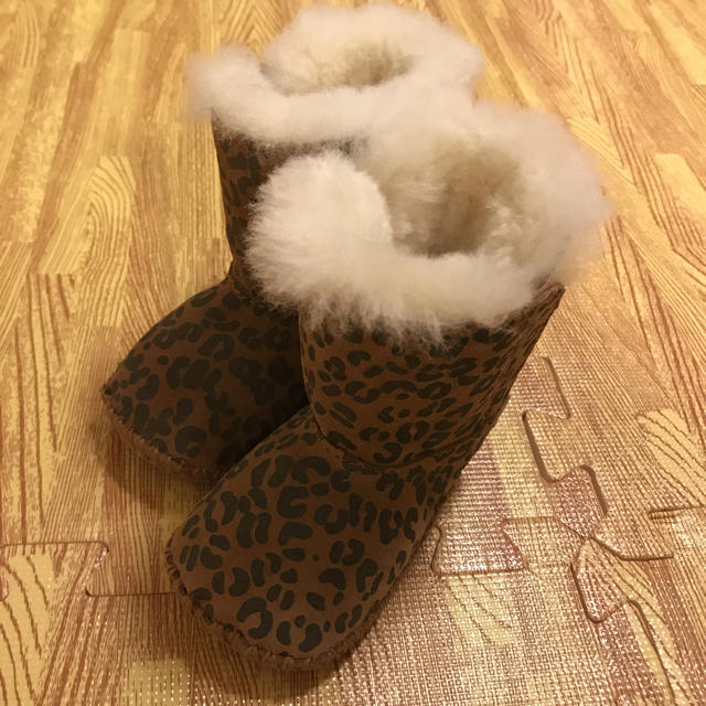 UGG(アグ)のお値下げ未使用♡UGGベビーひょう柄ムートンブーツ キッズ/ベビー/マタニティのベビー靴/シューズ(~14cm)(ブーツ)の商品写真