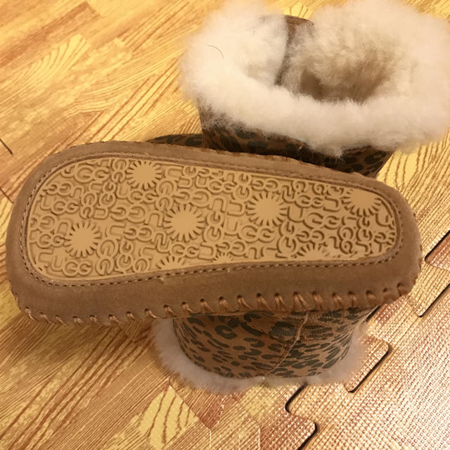 UGG(アグ)のお値下げ未使用♡UGGベビーひょう柄ムートンブーツ キッズ/ベビー/マタニティのベビー靴/シューズ(~14cm)(ブーツ)の商品写真