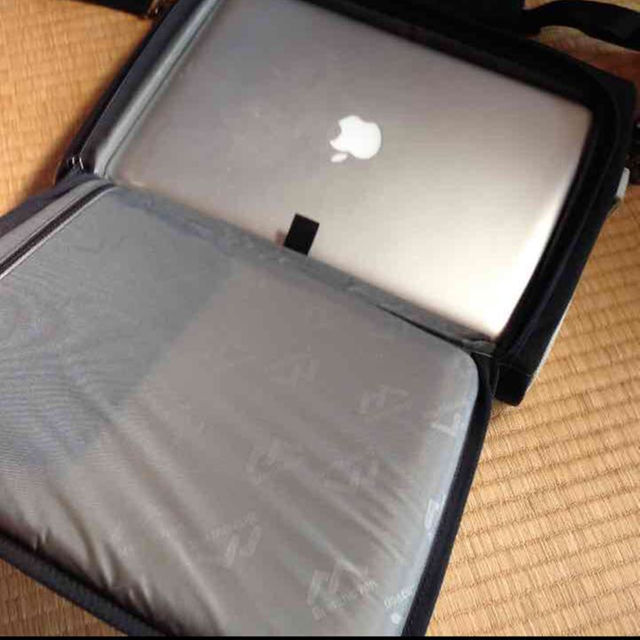 Apple(アップル)のノートパソコン キャリーバック Brenthaven スマホ/家電/カメラのPC/タブレット(PC周辺機器)の商品写真
