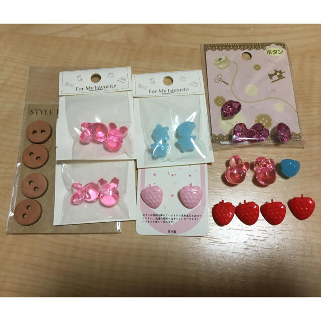 貴和製作所(キワセイサクジョ)のボタン25個セット 苺ボタン ゆめかわいい ハンドメイドの素材/材料(各種パーツ)の商品写真