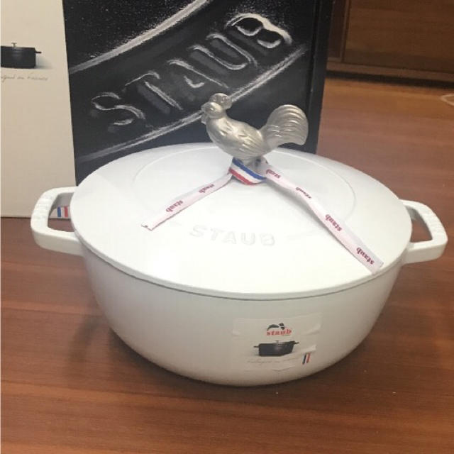 STAUB(ストウブ)のストウブ レアホワイトワナベ24cm新品最終金額 インテリア/住まい/日用品のキッチン/食器(鍋/フライパン)の商品写真