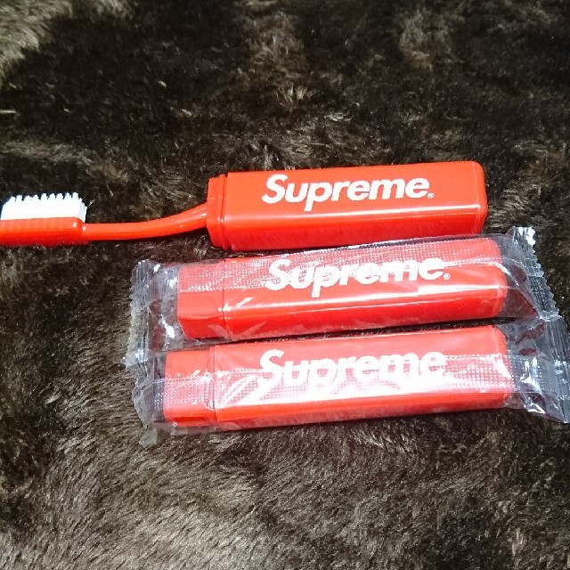 Supreme(シュプリーム)のSupreme ノベルティー歯ブラシ3本セット キッズ/ベビー/マタニティの洗浄/衛生用品(歯ブラシ/歯みがき用品)の商品写真