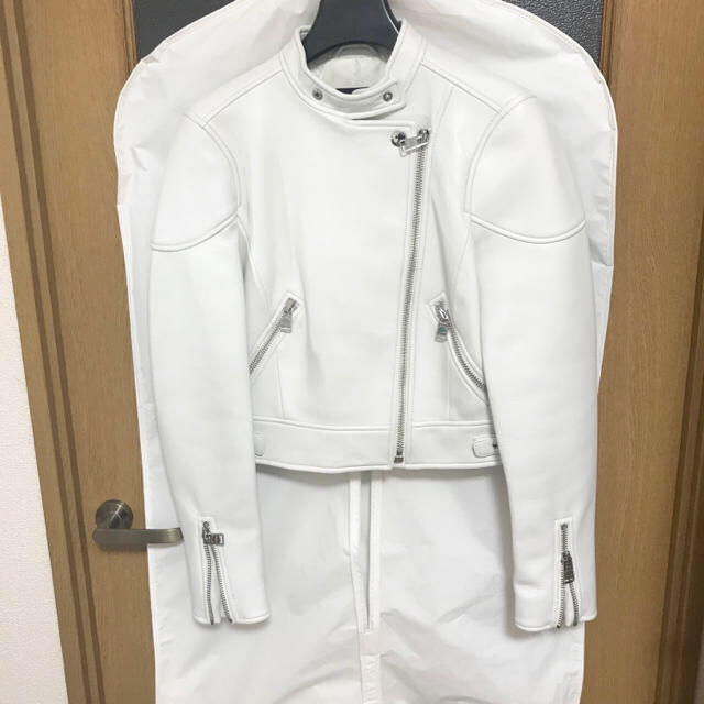 真っ白革のジャケット