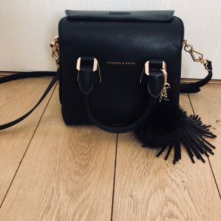 チャールズアンドキース(Charles and Keith)のチャールズアンドキース ファー付きショルダーバッグ(ショルダーバッグ)